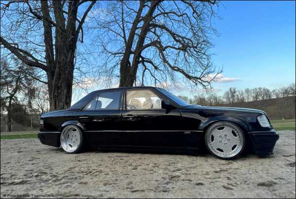 1:18 Mercedes Benz 500 E 6.5L BRABUS - Black Edition